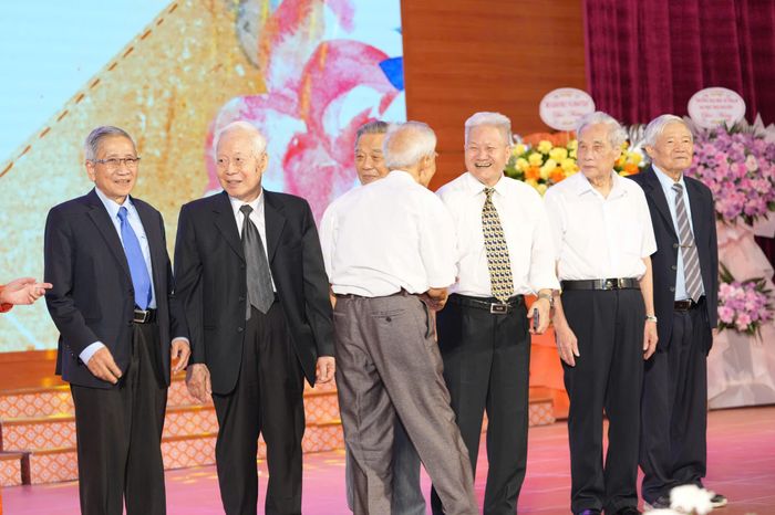 Các thầy cô nguyên lãnh đạo Khoa qua các thời kỳ nhận hoa tri ân, thể hiện sự trân trọng đối với những đóng góp của các thế hệ nhà giáo.