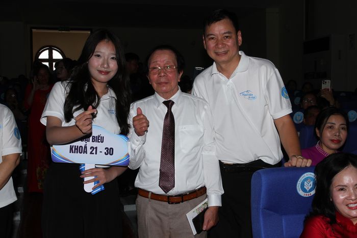 Các thế hệ thầy và trò gặp lại nhau trong ngày kỷ niệm 60 năm thành lập Khoa, cùng chia sẻ những ký ức và tình cảm gắn bó với mái trường.
