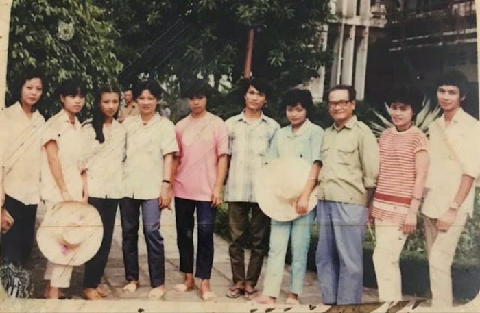 Sinh viên Khoa Ngữ văn khóa tuyển sinh năm 1986, một thế hệ trưởng thành trong giai đoạn đất nước bước vào thời kỳ Đổi mới.
