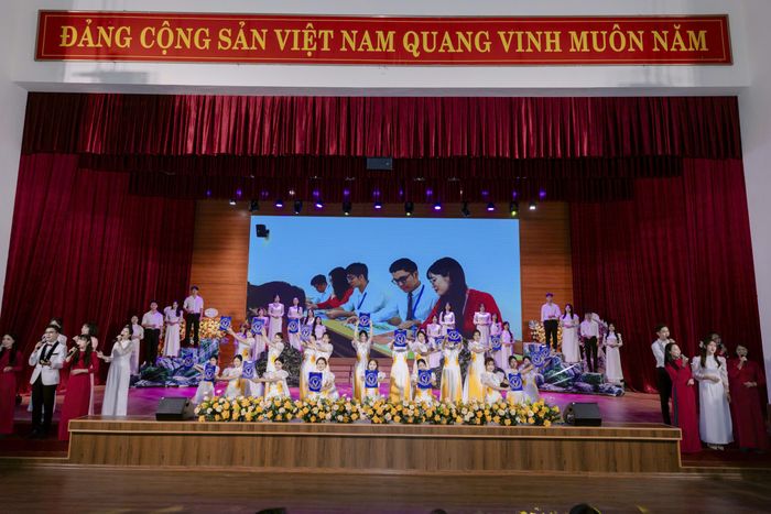 Tiết mục văn nghệ do sinh viên Khoa Ngữ văn dàn dựng, tái hiện chặng đường 60 năm từ những lớp học đầu tiên đến môi trường giáo dục hiện đại.