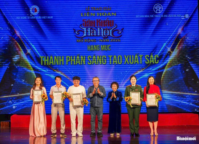 Ban tổ chức trao chứng nhận cho hạng mục thành phần sáng tạo xuất sắc.