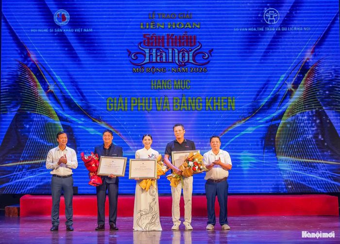 Ban tổ chức trao Bằng khen cho các đơn vị xã hội hóa đã tích cực tham gia và đồng hành tạo nên thành công của liên hoan.