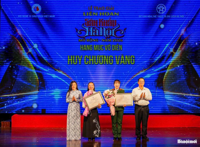 Ban tổ chức trao 2 Huy chương Vàng cho 2 tác phẩm: “Đạo học” của Nhà hát Chèo Hà Nội và “Người con gái Hà Nội” của Nhà hát Kịch nói Quân đội.