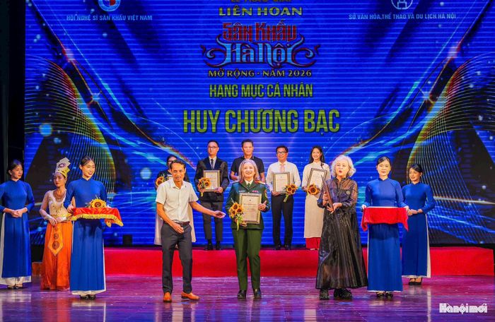 Ở hạng mục cá nhân, Ban tổ chức trao 37 Huy chương Bạc cho các diễn viên.