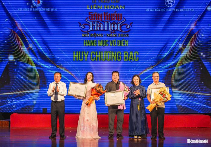 3 vở đạt Huy chương Bạc gồm: “Khoảng trời con gái” của Nhà hát Nghệ thuật truyền thống tỉnh Hà Tĩnh, “Lời của tre” của Liên đoàn Xiếc Việt Nam và “Cuốn truyện bị đốt” của Công ty Cổ phần Sân khấu và Điện ảnh Vân Tuấn - Sân khấu Kịch Hồng Vân.