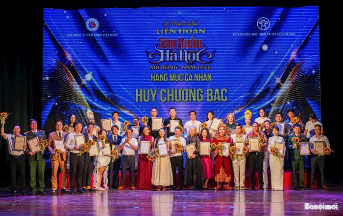 Các cá nhân nhận Huy chương Bạc từ Ban tổ chức tại lễ bế mạc.