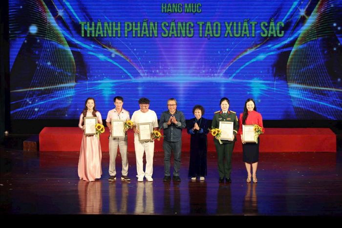 Trao giải Thành phần sáng tạo xuất sắc. Ảnh: BTC