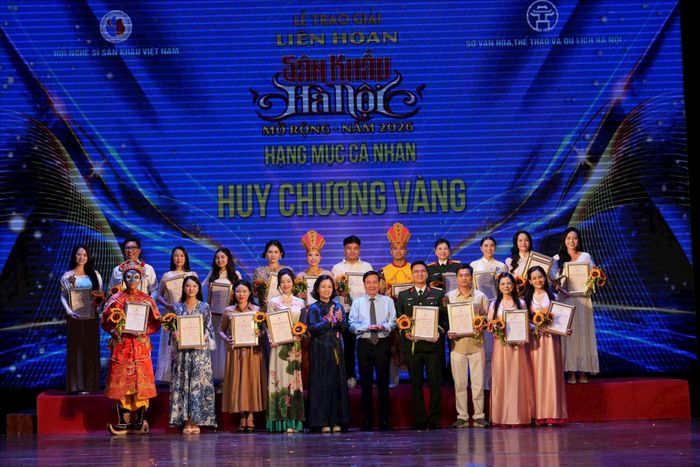 Trao Huy chương vàng diễn viên xuất sắc. Ảnh: BTC