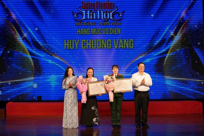 Trao Huy chương vàng vở diễn. Ảnh: BTC