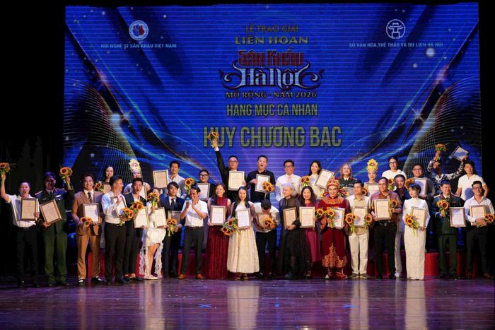 Trao Huy chương bạc cho diễn viên xuất sắc. Ảnh: BTC
