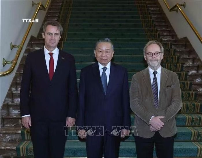 Tổng Bí thư, Chủ tịch nước Tô Lâm cùng Chủ tịch Hạ viện Peter De Roover (bên phải) và Chủ tịch Thượng viện Vincent Blondel (bên trái) chụp ảnh chung. Ảnh: TTXVN