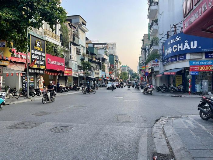 Gần 10 nắp cống, hố ga kỹ thuật nằm san sát, chiếm phần lớn diện tích lòng đường tại nút giao Trương Định - Nguyễn An Ninh.