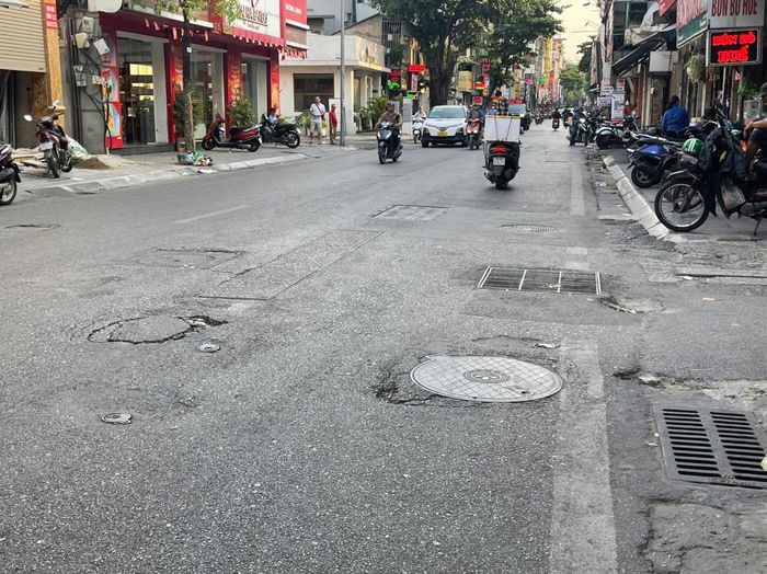 Các nắp hố ga kỹ thuật khác nhau về kết cấu và cao độ nằm kề sát nhau