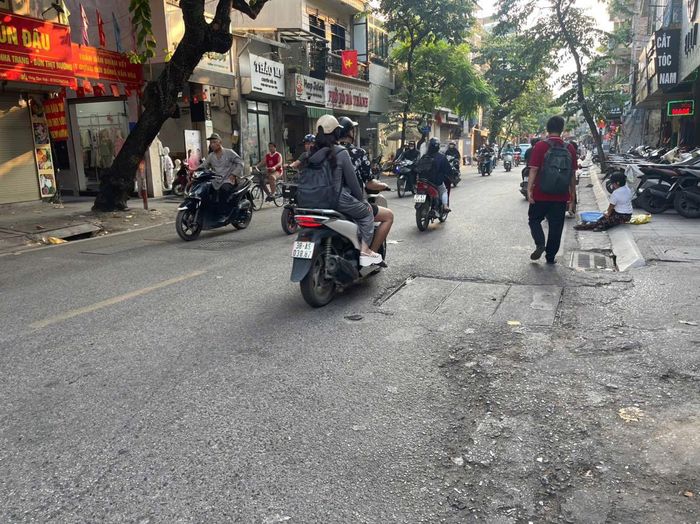 Người tham gia giao thông buộc phải liên tục đánh lái, né tránh hàng loạt nắp hố ga nằm trên làn xe chạy