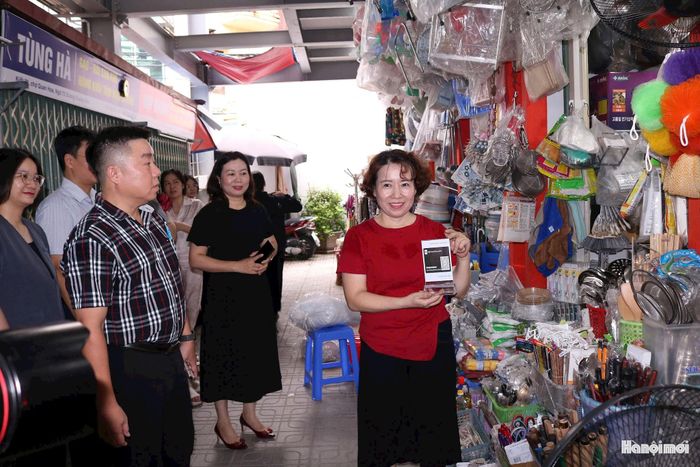 Gian hàng thanh toán không dùng tiền mặt tại chợ Quan Hoa (phường Nghĩa Đô). Ảnh: Tuệ Lâm
