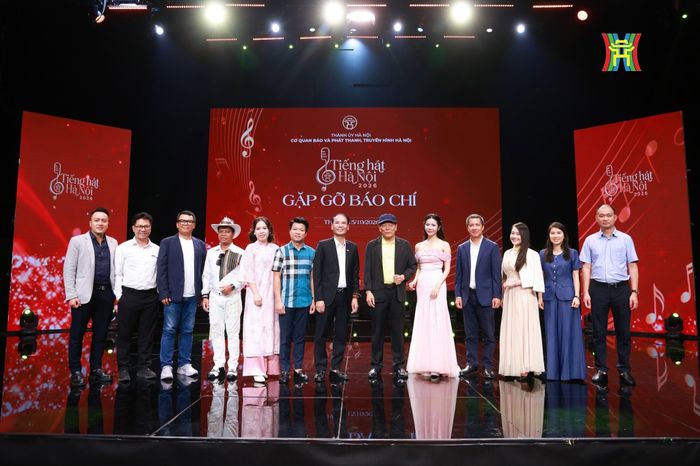 Các đại biểu chụp ảnh lưu niệm tại chương trình gặp gỡ báo chí giới thiệu về cuộc thi "Tiếng hát Hà Nội" năm 2026. Ảnh: Ban tổ chức