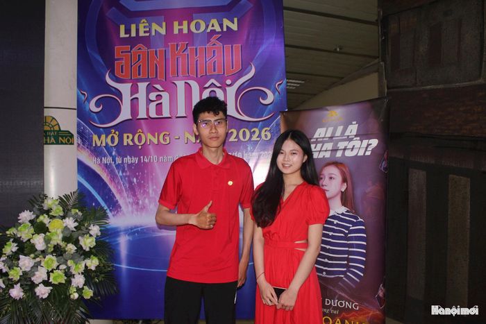 Bùi Linh Ngân, sinh viên Trường Đại học Sân khấu và Điện ảnh Hà Nội chia sẻ xúc động sau khi xem vở kịch mở màn “Ai là cha tôi” (Nhà hát Kịch Hà Nội). Ảnh: Mộc Miên