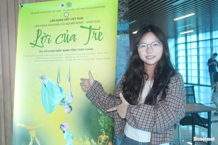 Bạn Trương Ngọc Linh chia sẻ bên lề buổi biểu diễn "Lời của tre" tại Liên hoan Sân khấu Hà Nội mở rộng 2026. Ảnh: Mộc Miên