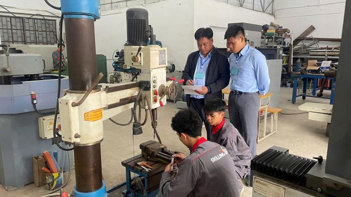 Trường Trung cấp nghề Giao thông công chính luôn chú trọng đào tạo kỹ năng vận hành, xử lý tình huống phát sinh khi điều khiển máy móc qua thực tiễn công việc. Ảnh: Công Chính