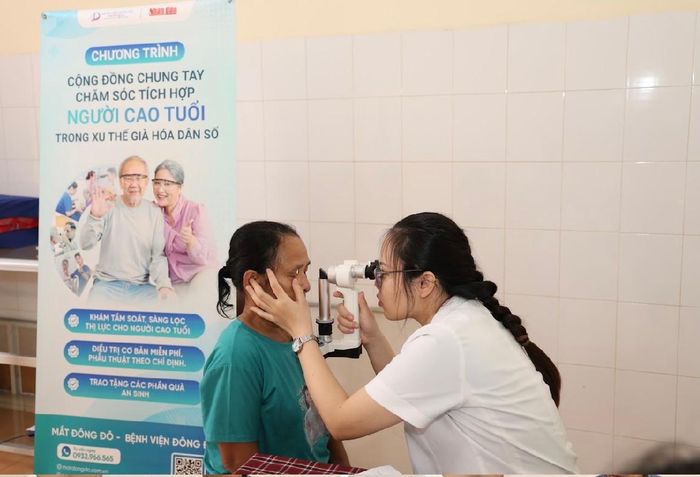Người dân được khám tầm soát, đo thị lực. Ảnh: BVCC