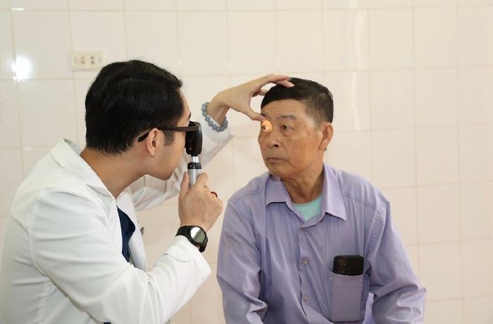 Qua thăm khám, hơn 100 trường hợp có chỉ định phẫu thuật. Ảnh: BVCC