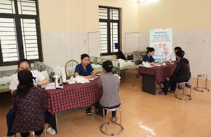 Trong chương trình, gần 300 người dân được thăm khám, tư vấn và cấp phát thuốc miễn phí. Ảnh: BVCC