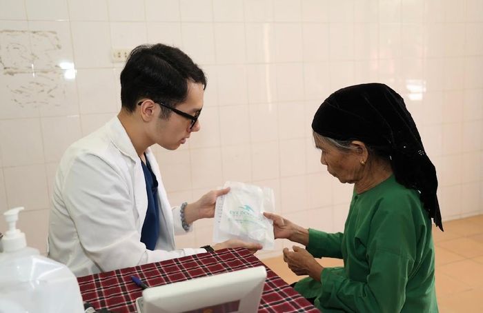 Hướng dẫn người dân cách chăm sóc mắt và sử dụng thuốc. Ảnh: BVCC