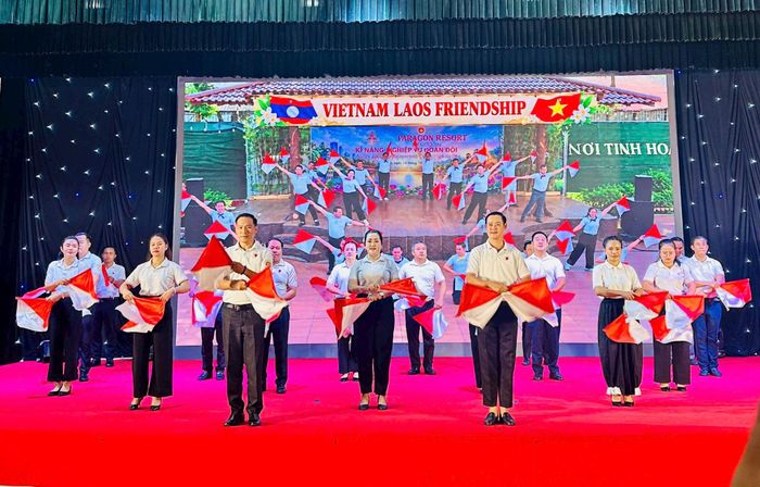 Màn thao diễn Semaphore của các học viên lớp bồi dưỡng. Ảnh: Bảo Lâm