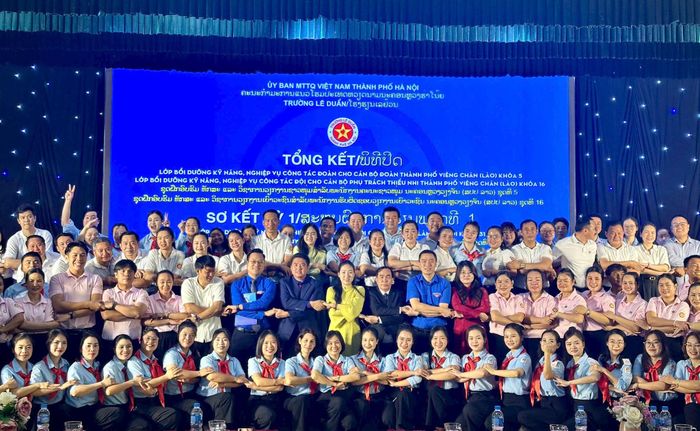 Các đại biểu và học viên lớp bồi dưỡng thắt chặt tình đoàn kết hai Thủ đô Hà Nội - Viêng Chăn. Ảnh: Bảo Lâm