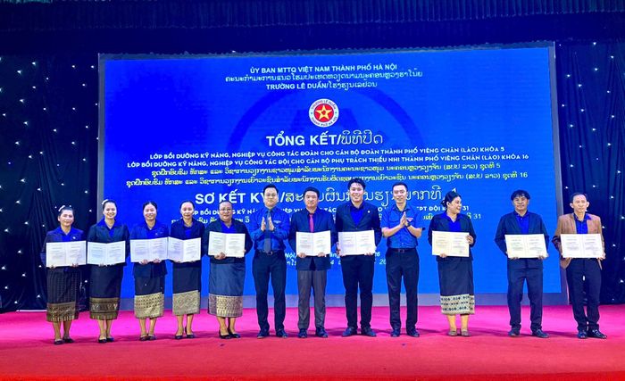 Phó Chủ tịch Thường trực Hội đồng Đội Trung ương Hoàng Thái Nam và Phó Bí thư Thành đoàn Hà Nội Trần Quang Hưng trao Bằng khen tặng các học viên. Ảnh: Bảo Lâm