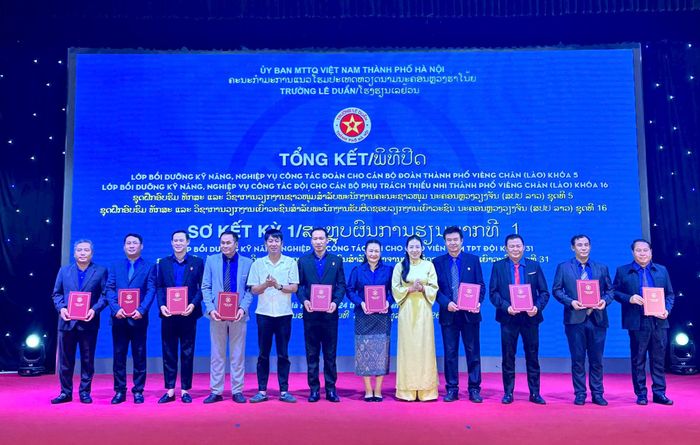 Ban Giám hiệu Trường Lê Duẩn trao Bằng khen tặng các học viên. Ảnh: Bảo Lâm