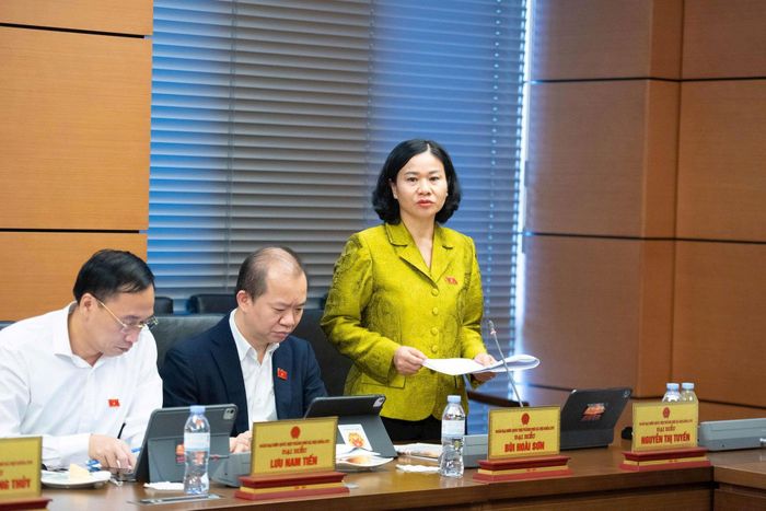 Đại biểu Nguyễn Thị Tuyến phát biểu thảo luận tại tổ. Ảnh: Hồ Như Ý