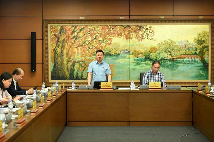 Chủ tọa phát biểu định hướng thảo luận tổ. Ảnh: Hồ Như Ý