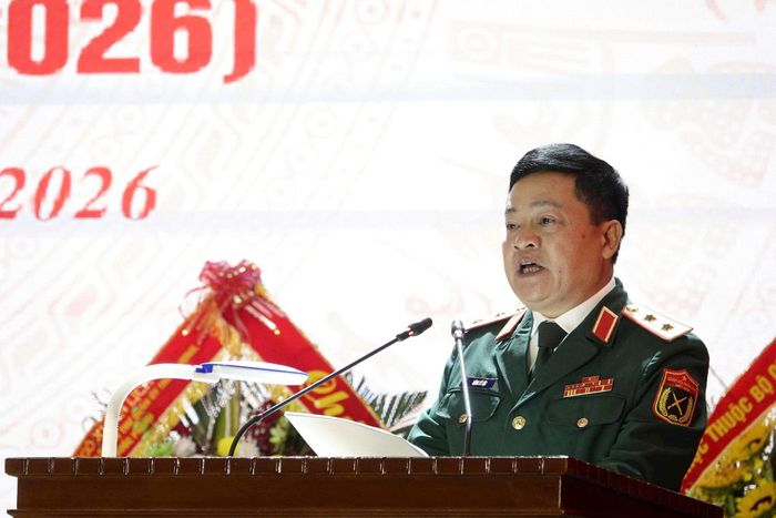 Trung tướng Đặng Sỹ Lộc, Giám đốc Học viện Chính trị đọc diễn văn kỷ niệm. Ảnh: PV.