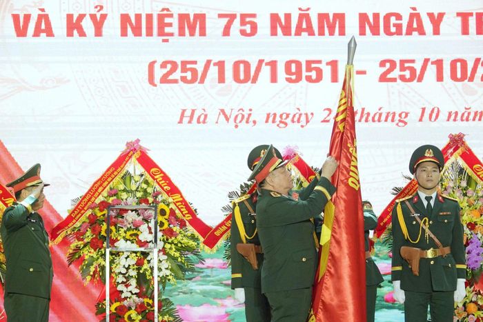 Đại tướng Nguyễn Trọng Nghĩa gắn Huân chương Bảo vệ Tổ quốc hạng Nhất lên Quân kỳ quyết thắng của Học viện Chính trị. Ảnh: PV.