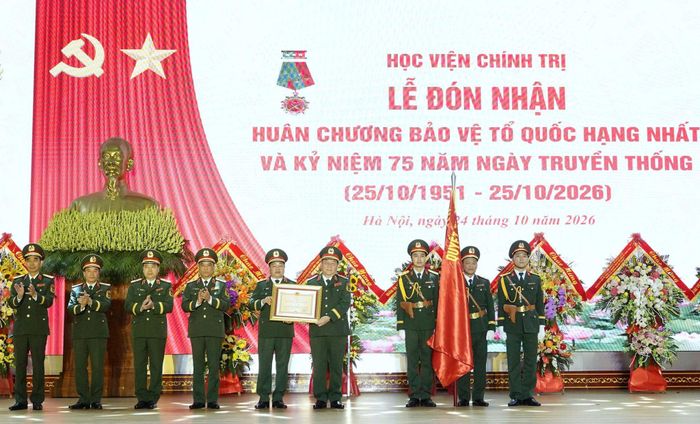 Đại tướng Nguyễn Trọng Nghĩa trao Huân chương Bảo vệ Tổ quốc hạng Nhất tặng Học viện Chính trị. Ảnh: PV.