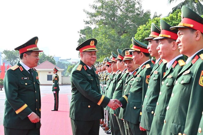 Đại tướng Nguyễn Trọng Nghĩa với lãnh đạo, chỉ huy Học viện Chính trị. Ảnh: PV.