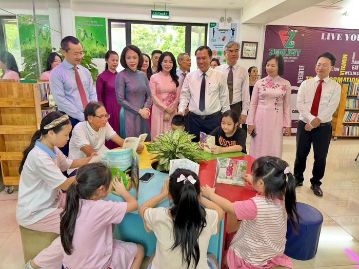 Phó Chủ tịch UBND thành phố Hà Nội Vũ Thu Hà và các đại biểu tham quan không gian thư viện của nhà văn hoá Tổ dân phố Xuân La 2. Ảnh: Hoàng Lân.