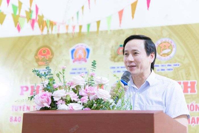 Trưởng phòng Nội vụ - Tư pháp xã Ứng Thiên Đặng Viết Tình phát biểu khai mạc. Ảnh: Cao Hồng