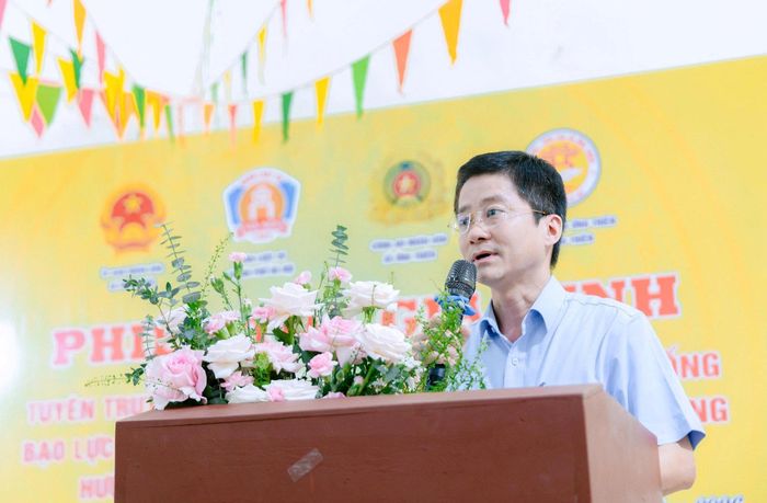 Thầy Nguyễn Thanh Sơn, Hiệu trưởng Trường THCS Ứng Thiên phát biểu. Ảnh: Cao Hồng