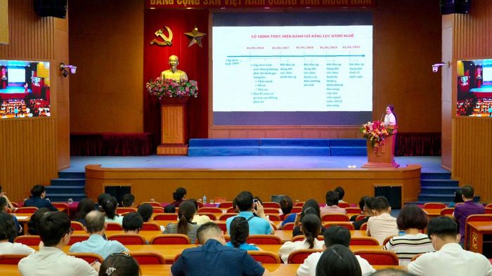 Giảng viên hướng dẫn, cập nhật các quy định về hành nghề y, dược ngoài công lập tại lớp tập huấn. Ảnh: Tùng Lâm