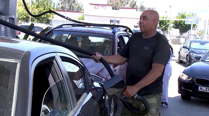 Khách hàng đổ xăng tại một trạm xăng ở Los Angeles, bang California, Mỹ. Ảnh: Reuters