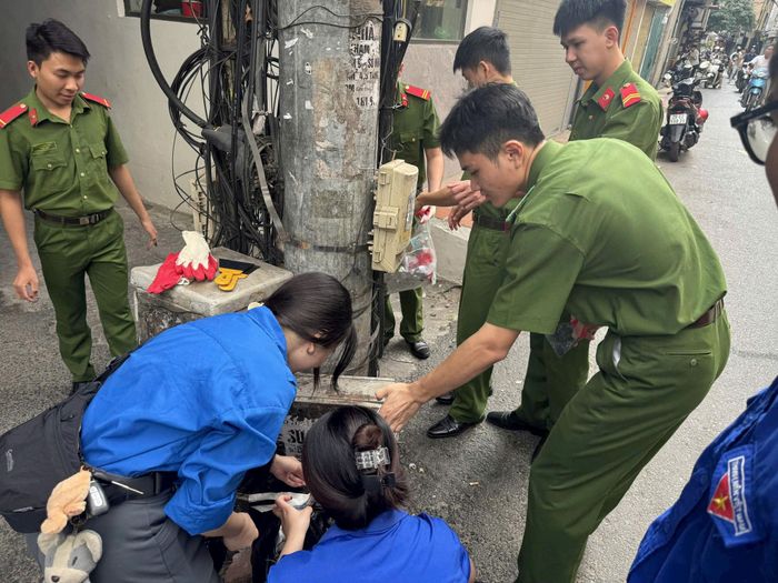 Đoàn thanh niên phối hợp các lực lượng trên địa bàn bóc gỡ quảng cáo rao vặt vi phạm. Ảnh: Vân Hà