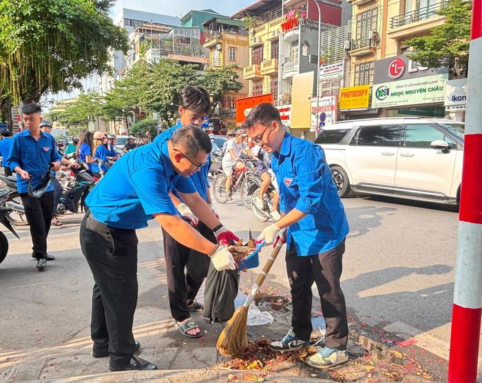 Hoạt động ra quân nhằm phát huy vai trò xung kích, tình nguyện của đoàn viên, thanh niên trong tham gia giải quyết tồn tại về vệ sinh môi trường, trật tự đô thị tại địa bàn. Ảnh: Vân Hà
