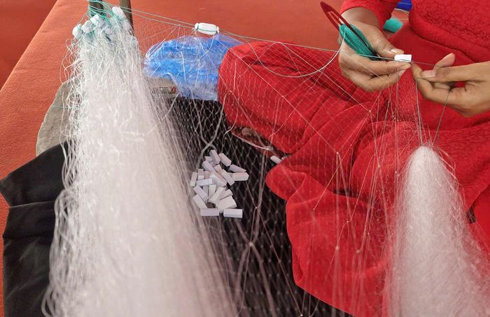 Các công đoạn thi tay nghề đan lưới được những người thợ thực hiện tỉ mĩ, khéo léo, sáng tạo để cho ra sản phẩm lưới cước đảm bảo chất lượng, phục vụ nhu cầu của người tiêu dùng. Ảnh: PV