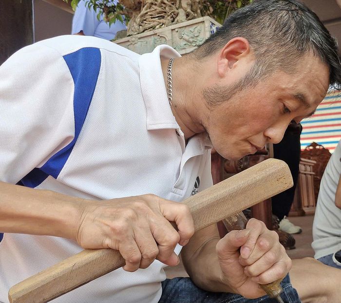 Trong khoảng 2 giờ đồng hồ, những người thợ phải hoàn thiện bức tranh, đảm bảo yếu tố nghệ thuật, hoa hồng sắc nét, không bị lỗi kỹ thuật khi chạm khắc. Ảnh: PV