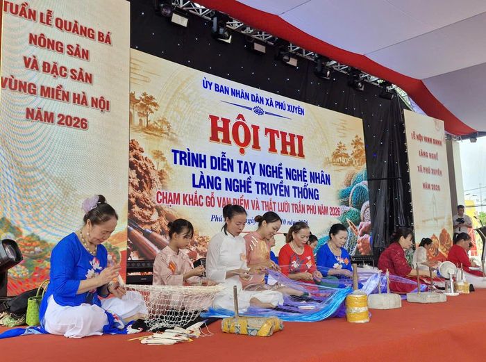 Ngày 24-10, các nghệ nhân, thợ giỏi (làng nghề mộc, đan lưới cước) tại xã Phú Xuyên thi tài năng, sức sáng tạo sản phẩm làng nghề truyền thống. Ảnh: PV
