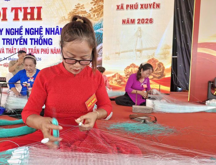 Nội dung thi tay nghề đan lưới có 3 đội tham gia dự thi. Các đội phải trải qua 3 phần thi gồm: xâu lưới, thắt lưới, kẹp chì để hoàn thành sản phẩm. Ảnh: PV
