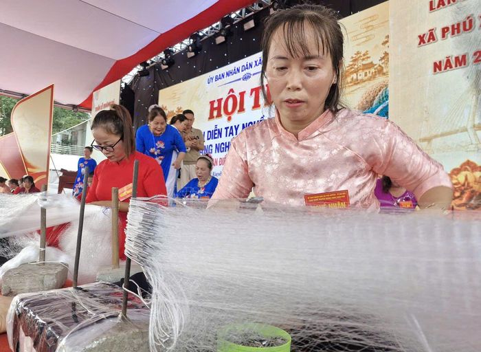Sau một buổi hội thi trình diễn tay nghề đục gỗ, đan lưới ở xã Phú Xuyên đã thành công tốt đẹp. Các nghệ nhân, người thợ đều rất vui mừng, phấn khởi khi được trổ tài tay nghề, góp phần gìn giữ, bảo tồn nét đẹp, bản sắc văn hoá của các làng nghề truyền thống. Ảnh: PV