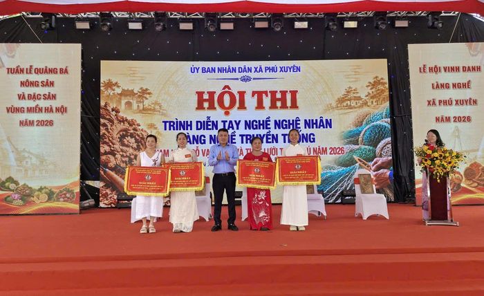 Lãnh đạo UBND xã Phú Xuyên trao giải Nhất, Nhì, Ba cho các đội tham gia dự thi ở các nội dung thi trình diễn tay nghề đục gỗ và đan lưới. Hội thi trình diễn tay nghề khép lại, nhưng tình cảm, dư âm về Lễ hội vinh danh làng nghề truyền thống ở xã Phú Xuyên tiếp tục lan toả sâu rộng, tiếp thêm niềm tin, động lực để các nghệ nhân, người thợ và nhân dân cùng gìn giữ, phát huy truyền thống làng nghề, thúc đẩy phát triển kinh tế- xã hội trong giai đoạn mới. Ảnh: PV